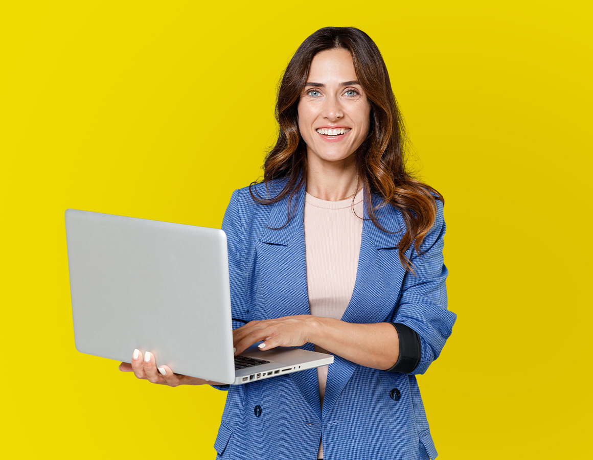 donna con laptop sfondo giallo