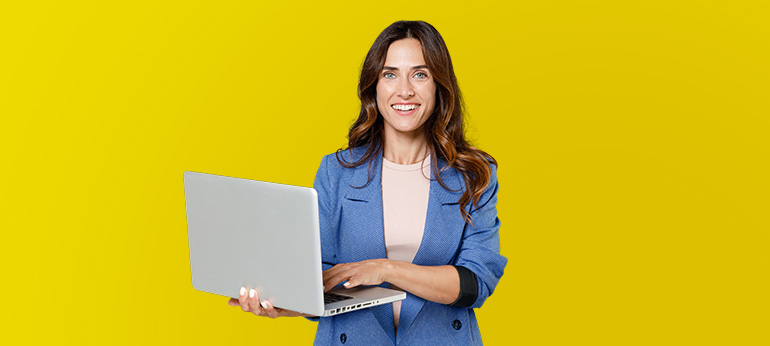 donna con laptop sfondo giallo